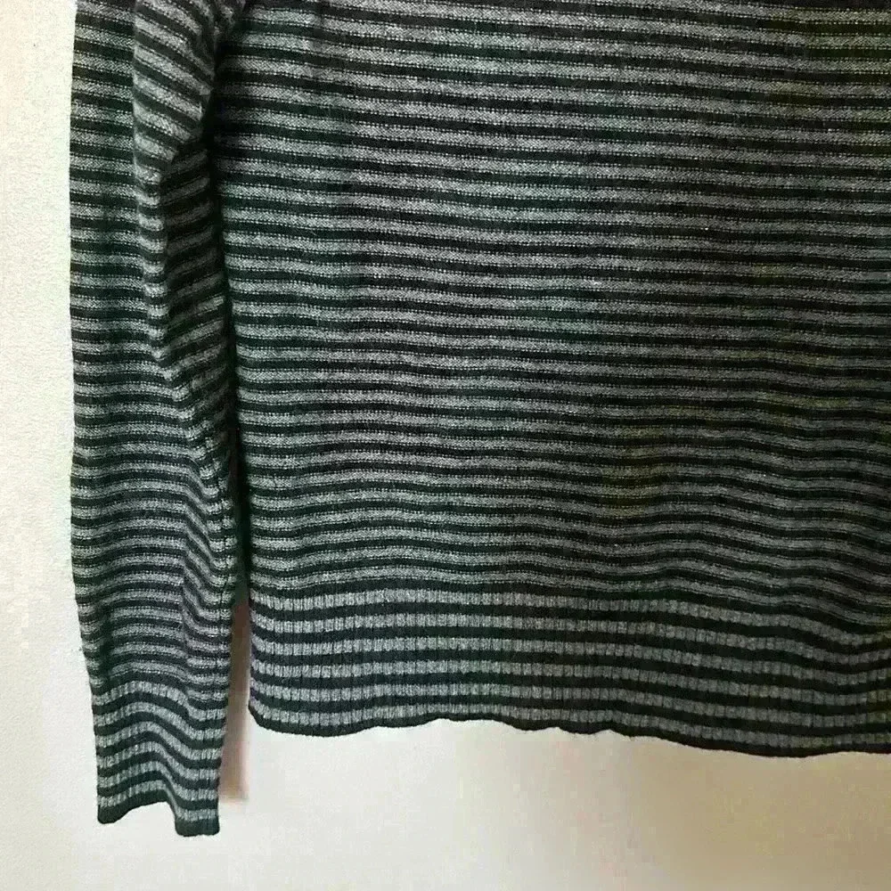 Aqua cashmere sweater - Picture 4 of 9